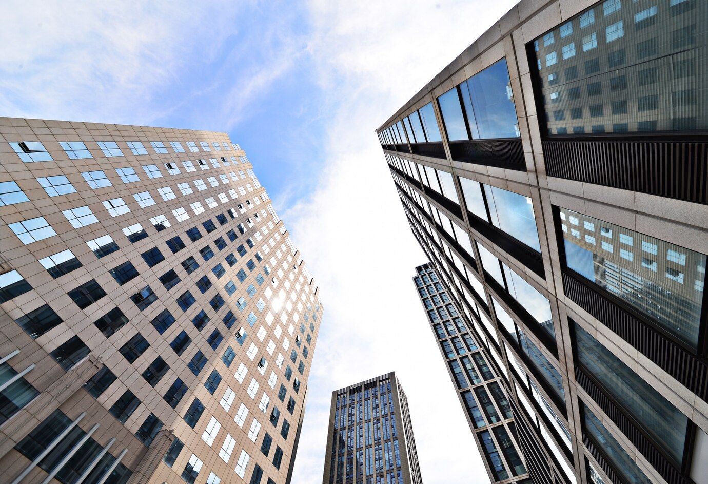 bottom-view-modern-buildings_1112-805